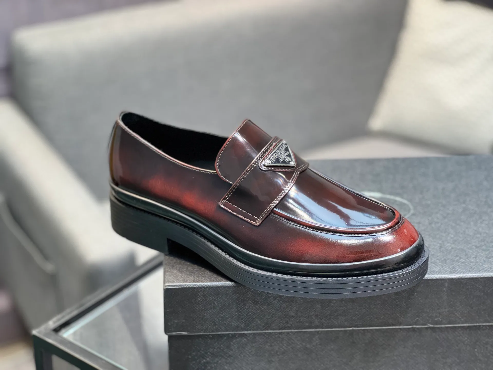 Men's clothing and shoes 💰860 Prada/Prada's new glossy leather loafers are made of open-edge beaded uppers imported from Italy, slip-on loafers style, large piece splicing design, durable and non-deforming, heavy-duty construction, exquisite mark stitching, same material ribbon decoration, blending classic and modern styles, lining with dyed calfskin, standard PRADA logo cowhide feet, original ultra-light matte texture and embossed leather outsole, light and not tired, excellent shock absorption effect, full foot comfort! Size: 39-44 (customized at 38.45)
